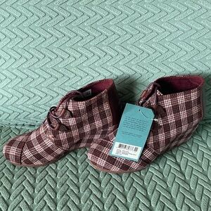 TOMS 8.5 Kala Wedge boots in plaid